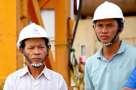 Trắng đêm tìm kiếm nạn nhân mất tích vụ sập sàn công trình cầu Mỹ Thuận 2