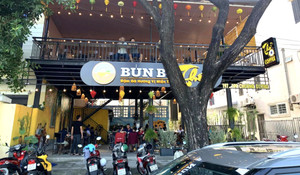 Tạm đình chỉ công tác phó trưởng phòng ở Đà Nẵng ném tiền, la hét trong quán bún