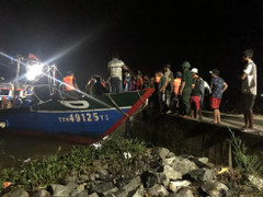 Tàu cá chở 9 ngư dân bị sóng đánh chìm trên vùng biển Thừa Thiên - Huế