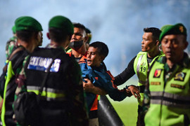 Thảm kịch khiến 125 người chết: Indonesia lo mất quyền đăng cai U20 World Cup