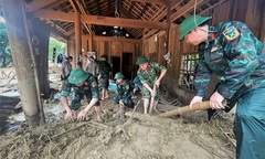 Ảnh: Hàng nghìn chiến sĩ công an, bộ đội lội biển nước, đào xới bùn đất giúp dân