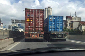 Cần nghiêm trị 2 kẻ lái container 50R-034.03 và 29R-001.36 dàn hàng chắn đường