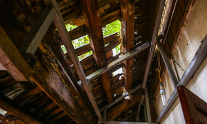 Ảnh: Ngôi đền cổ ở Hà Nội phải 'chống nạng', phủ bạt chờ ngày trùng tu