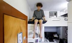 Người trẻ Hong Kong xếp hàng trong vô vọng để thoát 'nhà quan tài'