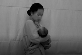 Mẹ trầm cảm sau sinh do con quấy khóc đêm: Làm sao để cải thiện?