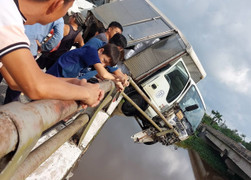Xe tải vắt vẻo trên thành cầu sau tai nạn liên hoàn