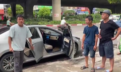 Thiếu tá CSGT đưa người phụ nữ bị nạn đi cấp cứu