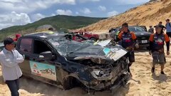 Xe bán tải lộn nhiều vòng trong giải đua địa hình ở Khánh Hòa
