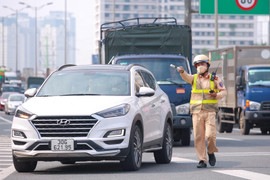 CSGT Hà Nội xử phạt gần 50 trường hợp dừng đỗ, đi sai làn trên đường Vành đai 3