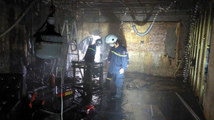 Cháy quán karaoke tại Đà Nẵng, cảnh sát đục tường dập lửa