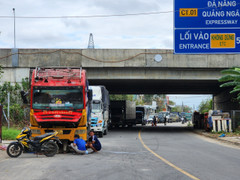 Ảnh: Hai xe tải đối đầu trong đêm, giao thông tê liệt 