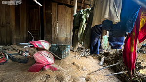 Ảnh: Hàng trăm xe máy được đào lên dưới lớp bùn sâu ở vùng rốn lũ Nghệ An