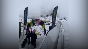 Video: Khoảnh khắc tuyết lở nuốt chửng các trại trên núi ở Nepal