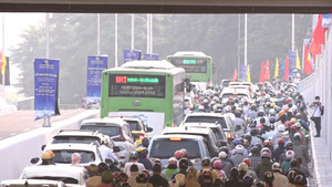 Video: Hầm chui Lê Văn Lương, Hà Nội vừa thông xe đã ùn tắc