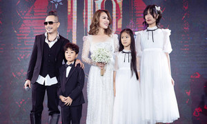 Jimmii Nguyễn xúc động khi lần đầu mặc đồ cưới với vợ sau 20 năm chung sống