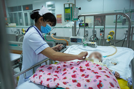 Trẻ nhập viện tăng, Khoa Cấp cứu Bệnh viện Nhi đồng 2 TP.HCM khám bệnh xuyên đêm