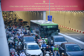 Hà Nội: Hầm chui Lê Văn Lương ùn tắc kéo dài ngay sau khi thông xe
