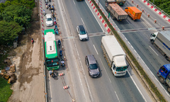 Ô tô nối đuôi nhau đi vào làn xe máy sau khi cầu Thanh Trì phân luồng lại làn xe