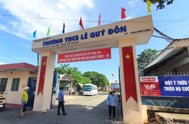 Phụ huynh xông vào trường giải cứu con khỏi bạo lực học đường