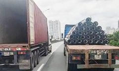 2 xe container dàn hàng ngang ở Vành đai 3: Có thể truy cứu trách nhiệm hình sự