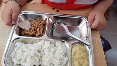 Bị tố cho học sinh suất ăn trưa có giòi, nhà trường lên tiếng