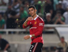 Ronaldo kém duyên, Man Utd thắng nhọc đối thủ yếu