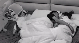 Con gái tổn thương khi được bố đắp chăn