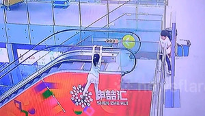 Người đàn ông giải cứu bé gái mắc kẹt trên thang cuốn ở Trung Quốc