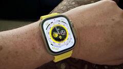 Mang máy đi cắt cỏ để thử Apple Watch Ultra