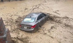 Đang trục vớt ô tô bị lũ cuốn trôi xuống sông ở Nghệ An