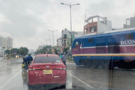 Nhân viên lý giải việc không đóng gác chắn khiến tàu dừng khẩn cấp
