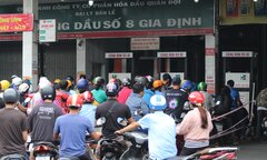 Người dân TP.HCM chật vật xếp hàng chờ đổ xăng 
