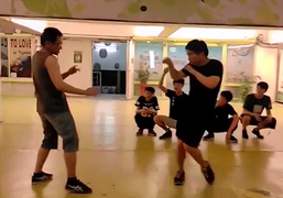 Thanh niên đấu võ như múa khiến đối thủ dè chừng