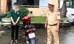 'Quái xế' buông 2 tay khi chạy xe đổ đèo Hải Vân bị phạt 8,9 triệu đồng