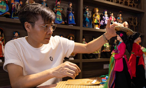 Người lưu giữ nét văn hóa trang phục 54 dân tộc qua những mẫu búp bê