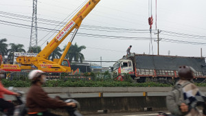 TP.HCM: Xe tải chở đầy gạo mất thắng, tông sập hàng rào chắn trên quốc lộ 1A