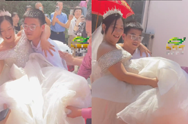 Xúc động khoảnh khắc con trai 14 tuổi bế mẹ về nhà chồng trong ngày tái hôn