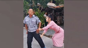 Chú bảo vệ méo mặt khi cho gái xinh đánh