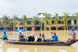 Phố cổ Hội An chìm trong biển nước, du khách lưu trú khu An Hội khăn gói sơ tán