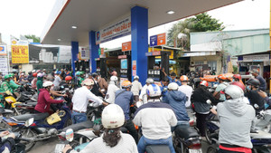 Người dân đợi cả tiếng đồng hồ chờ mua xăng ở TP.HCM