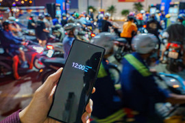 Bệnh nhân xếp hàng mua xăng tặng bác sĩ, người nhận vừa xúc động vừa lo lắng