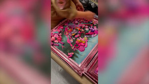 Video: Người phụ nữ ở Anh biến đồ chơi cũ thành tác phẩm nghệ thuật