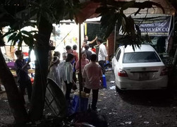 Long An: Ô tô lao vào đám tang, nhiều người bị thương