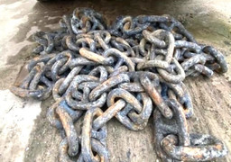 Hai anh em cắt trộm phao, xích neo tàu chống bão của ngư dân