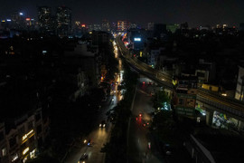 Tuyến phố trung tâm Hà Nội 10 năm không bật đèn, dân vừa đi vừa mò mẫm tìm đường