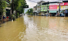Một thị trấn ở Phú Yên bị cô lập do mưa lớn