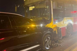 Hà Nội: Ô tô 7 chỗ lấn làn tông xe buýt, cầu Vĩnh Tuy ùn tắc