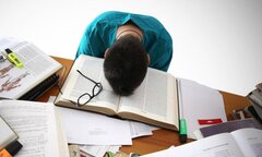 Nam sinh 18 tuổi trầm cảm, muốn tự sát do kỳ vọng của bố mẹ