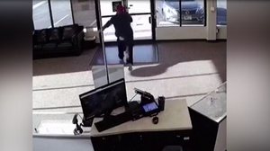  Tên cướp chạy tụt quần vì đánh rơi vũ khí