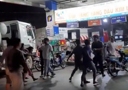 Không được mua đầy can 5 lít, khách ẩu đả với nhân viên cây xăng ở TP.HCM